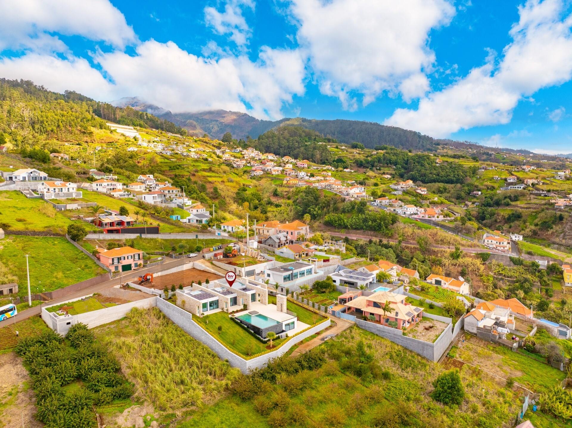 8ee18deb-3bb2-49d4-afc9-79a4d5180dac